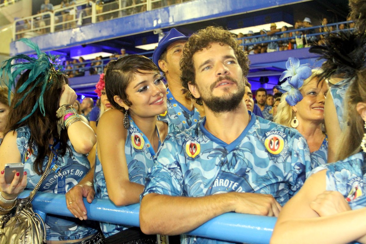  Sophie Charlotte e Daniel de Oliveira beijam muito e exibem anel de noivado