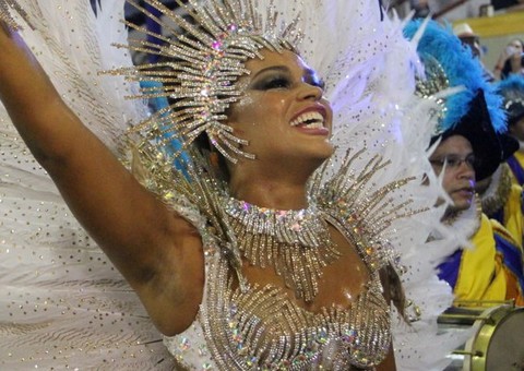 À frente da bateria da Unidos da Tijuca, Juliana Alves se emociona em desfile
