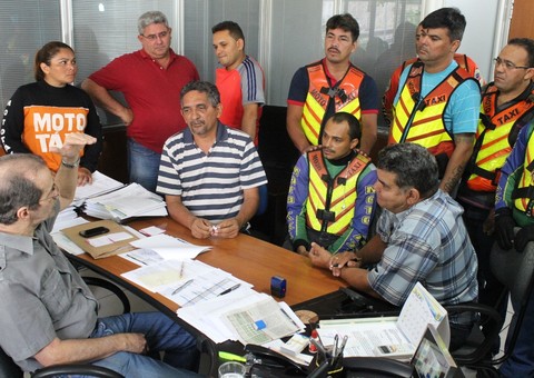 Mototaxistas se reúnem para discutir cobrança de taxas e nova licitação