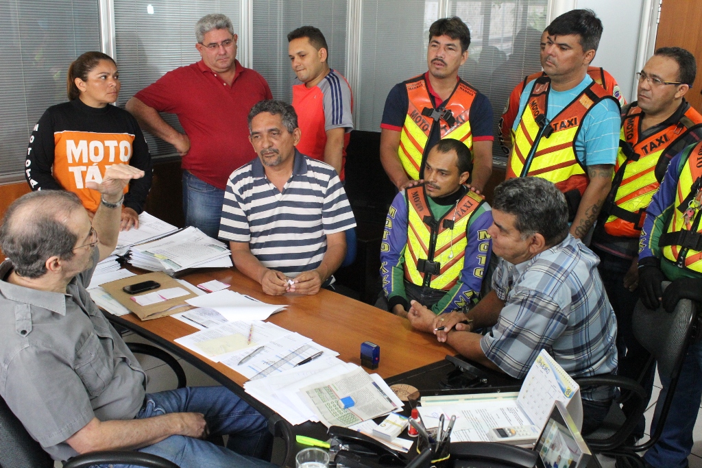 Mototaxistas se reúnem para discutir cobrança de taxas e nova licitação