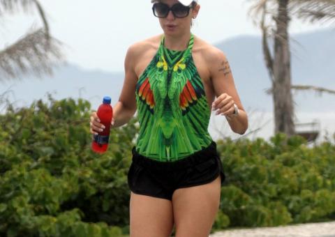 Antonia Fontenelle corre de microshort na orla da Praia