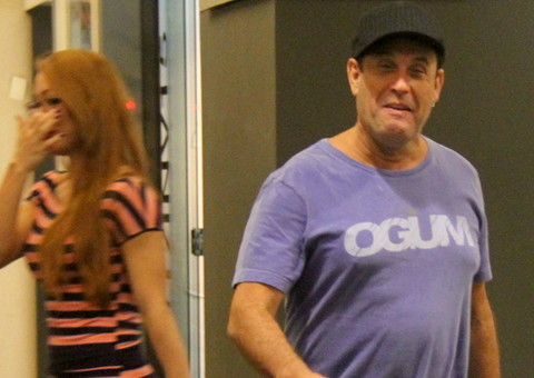  Ex-BBB Aline se esconde ao ser flagrada com o novo namorado, Sérgio Mallandro