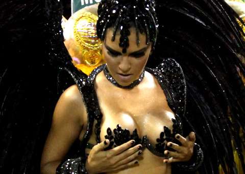  Com posto polêmico, Mariana Rios faz estreia e é Rainha de Bateria da Mocidade