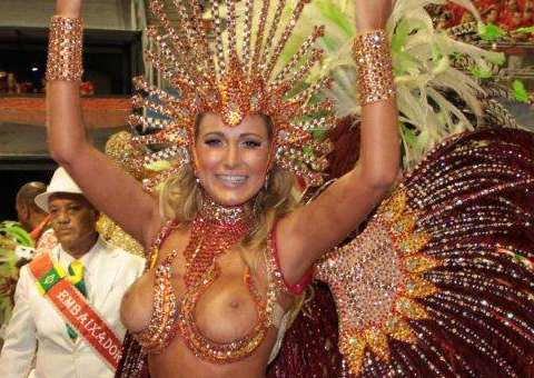 Rainha de Bateria Andressa Urach desfila peladona na Leandro de Itaquera