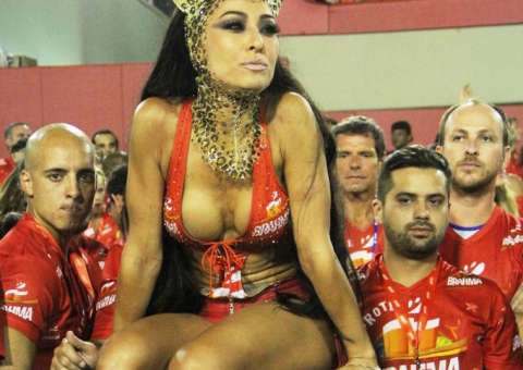 Sabrina Sato esbanja sensualidade após desfile