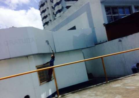 Pichadores são fotografados atuando em Manaus