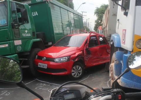 Tentativa de ultrapassagem acaba em carros imprensados na Ephigênio Sales