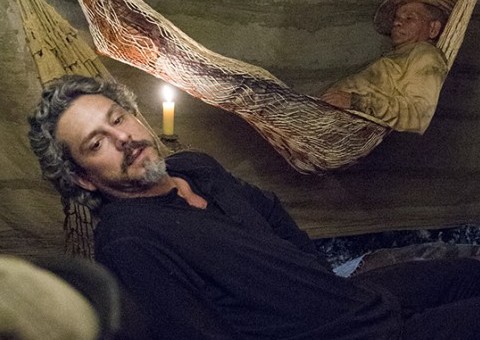 “Império”: Comendador vai morar em lugar distante e trabalhar como garimpeiro 