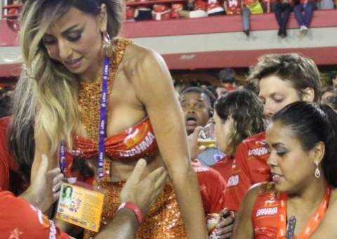 Sabrina Sato "pula a cerca" e marmanjos tiram casquinha