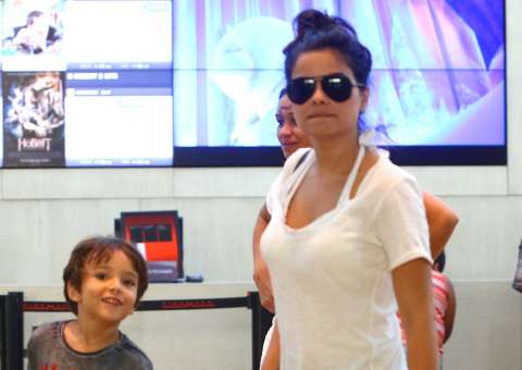 Vanessa Giácomo curte cineminha com os filhos no Rio