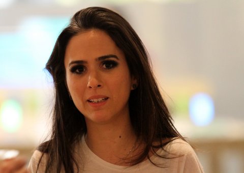 Tatá Werneck é flagrada em jantar romântico com bonitão