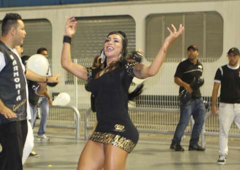 Fabi Frota ensaia no sambódromo sob o olhar do marido Alexandre Frota