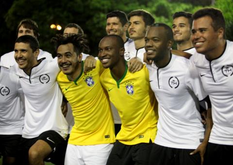  Marcelo D2, Thiaguinho e José Aldo disputam partida com amigos