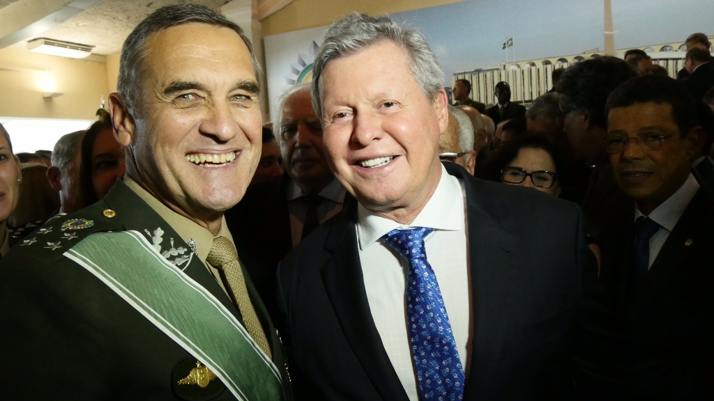 Artur participa da posse de Villas Bôas como comandante do Exército