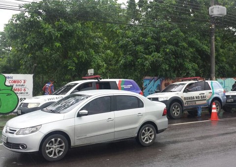 Homem é encontrado enforcado na Max Teixeira