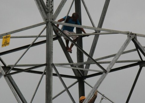 Em Manaus, homem sobe em torre de transmissão de energia e tenta se jogar; de novo