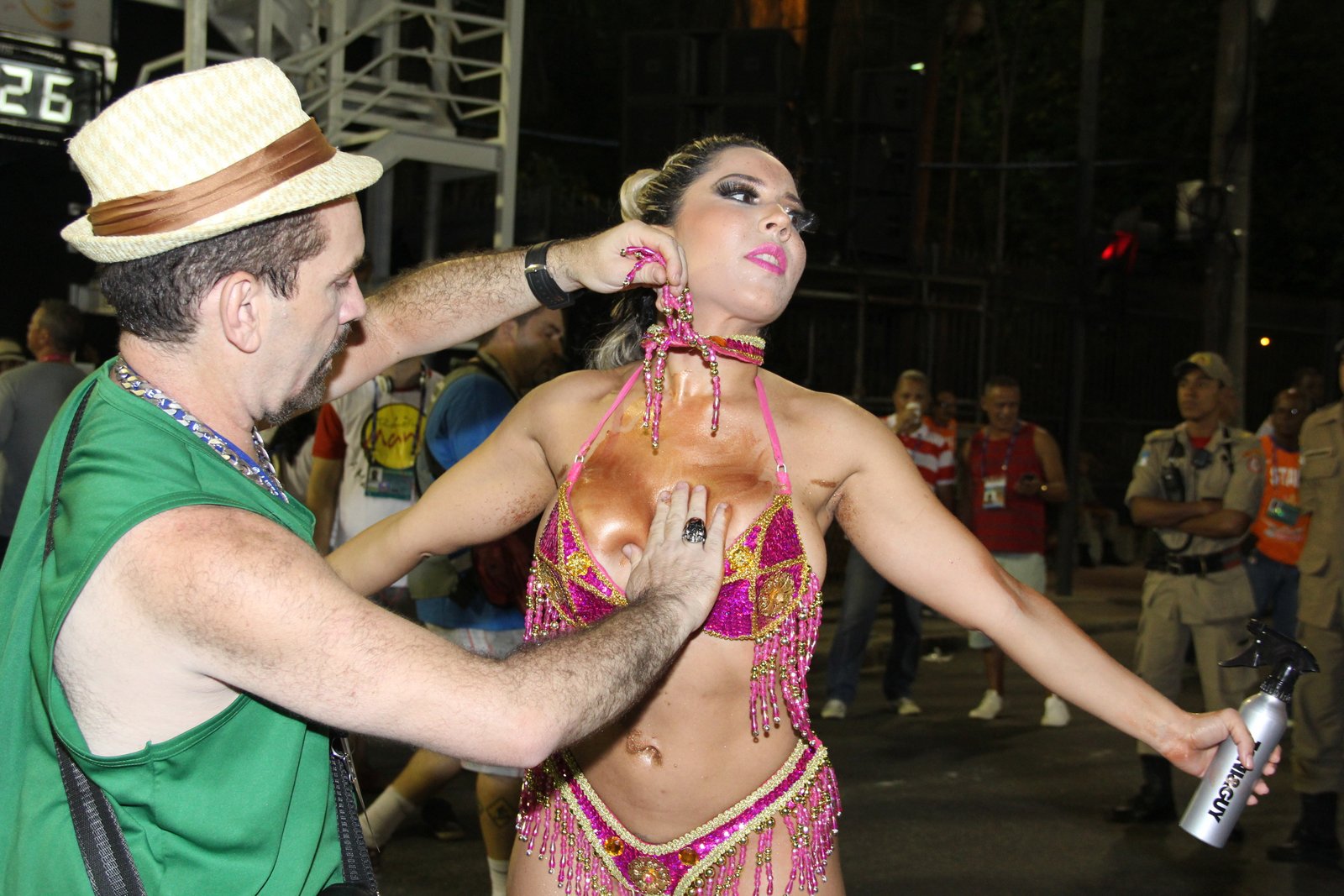  Mulher Melão se lambuza antes de entrar no Sambódromo