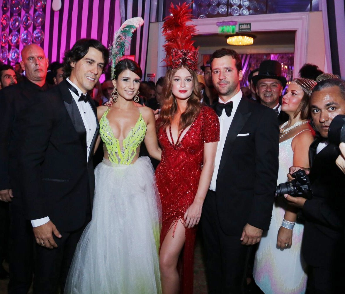   Marina Ruy Barbosa e Paula Fernandes surpreendem com decote em baile de carnaval