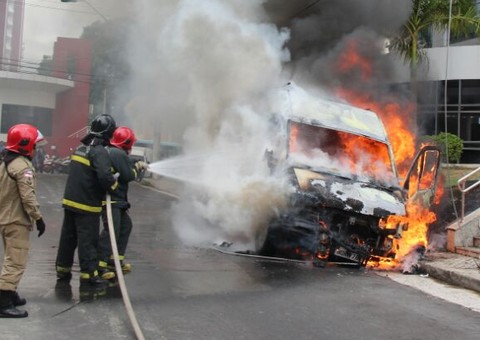Cabo de alta tensão rompe e explode van nas imediações do Manauara