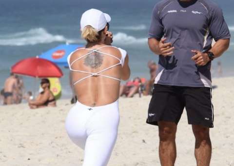 Antonia Fontenelle malha na praia com roupinha branca