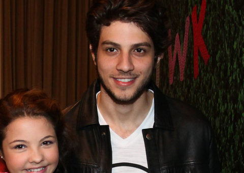  Chay Suede causa histeria durante desfile
