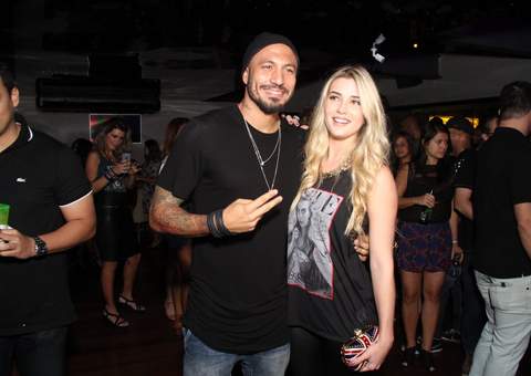 Ex-BBB Fernando mostra intimidade com Aline em festa de aniversário