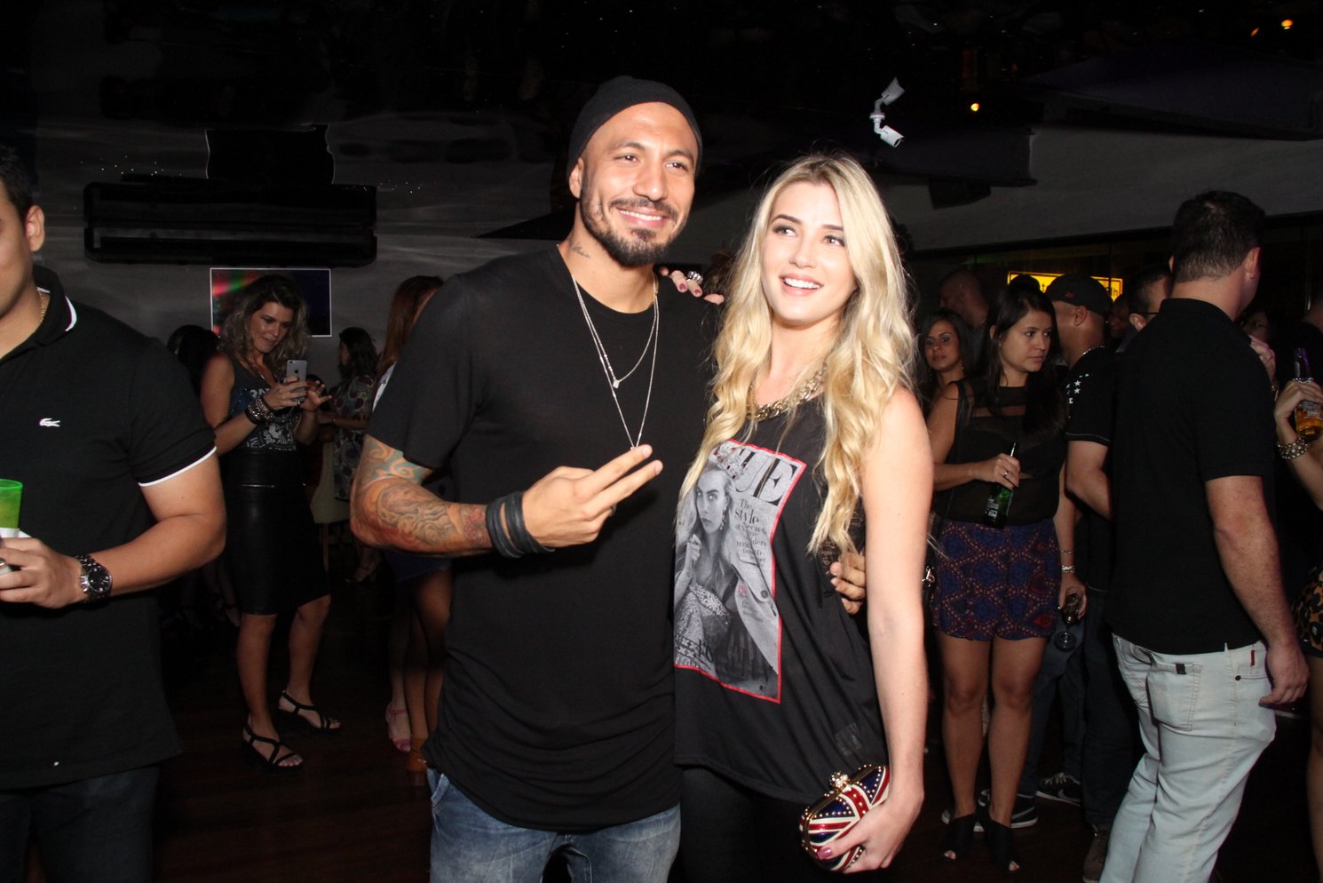 Ex-BBB Fernando mostra intimidade com Aline em festa de aniversário
