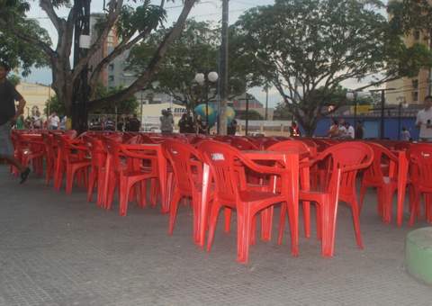 Autoridades aparecem na Praça do Caranguejo e apreendem mesas irregulares