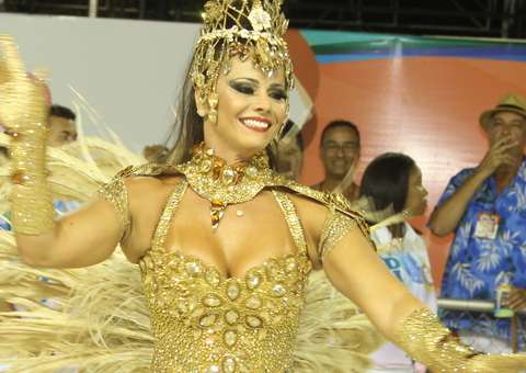   Viviane Araújo desfila como Rainha no Carnaval do Espírito Santo
