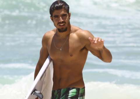  Caio Castro pega onda em praia carioca