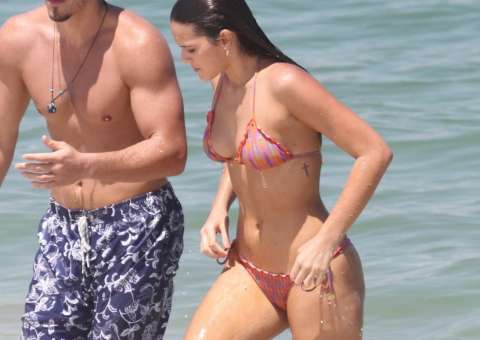 Bruna Marquezine coloca o biquíni e exibe corpão na praia