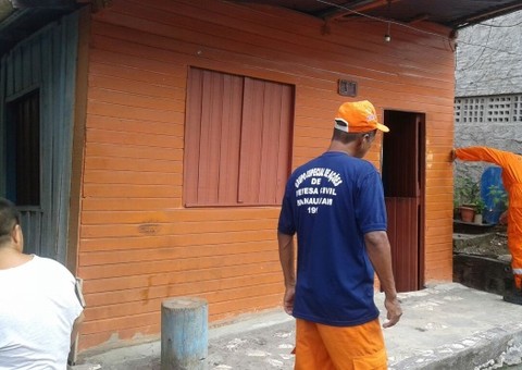 Defesa Civil interdita casa após rompimento de adutora 