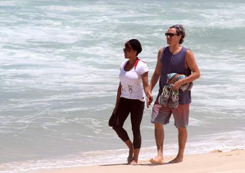 Felipe Dylon e Aparecida Petrowky trocam beijos em dia de praia