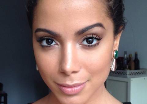 Anitta usa batom de R$ 9,80 no SPFW. Veja passo a passo do make