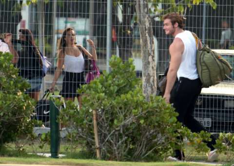 Thor Batista foge de helicóptero com 'amiga'