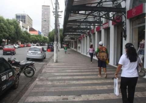 Comerciantes usam calçada como extensão de lojas