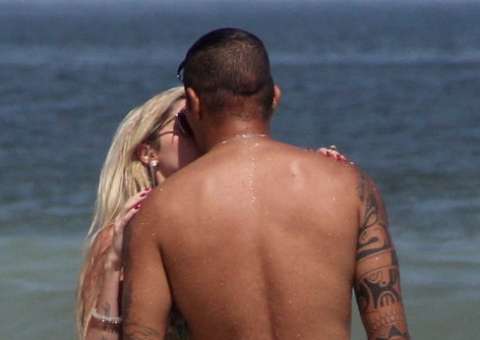 Bárbara Evans é vista aos beijos com jogador