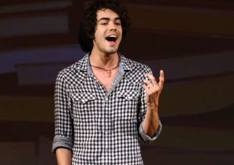  Sam Alves vai assistir peça e acaba cantando no palco