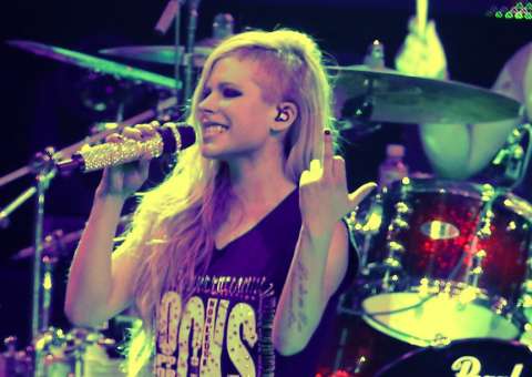 Avril Lavigne empolga fãs e faz gesto obsceno em show no Rio
