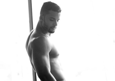  "Sapateiro Gato" sensualiza e quase mostra demais em novo ensaio