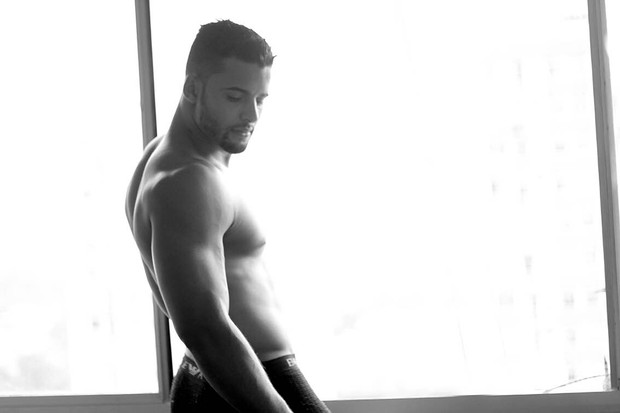  "Sapateiro Gato" sensualiza e quase mostra demais em novo ensaio