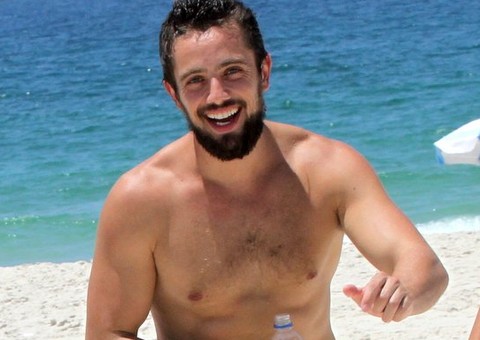  Rafael Cardoso, o Vicente de ‘Império’, fica só de sunga após ensaio sexy
