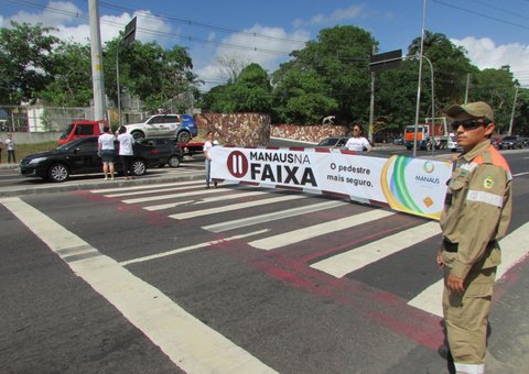 Manaustrans orienta motoristas e pedestres 
