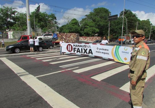 Manaustrans orienta motoristas e pedestres 