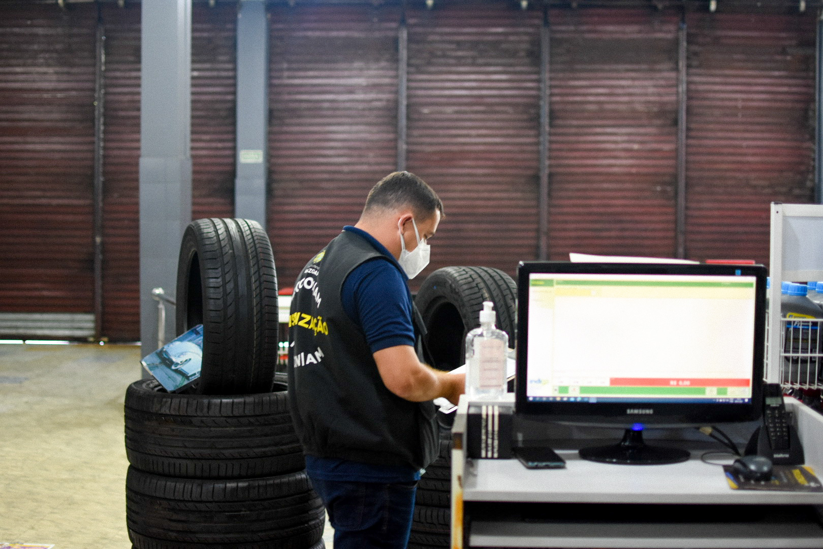 Estabelecimentos são fechados durante toque de recolher em Manaus