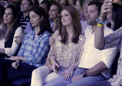 Marina Ruy Barbosa curte show agarradinha com novo namorado