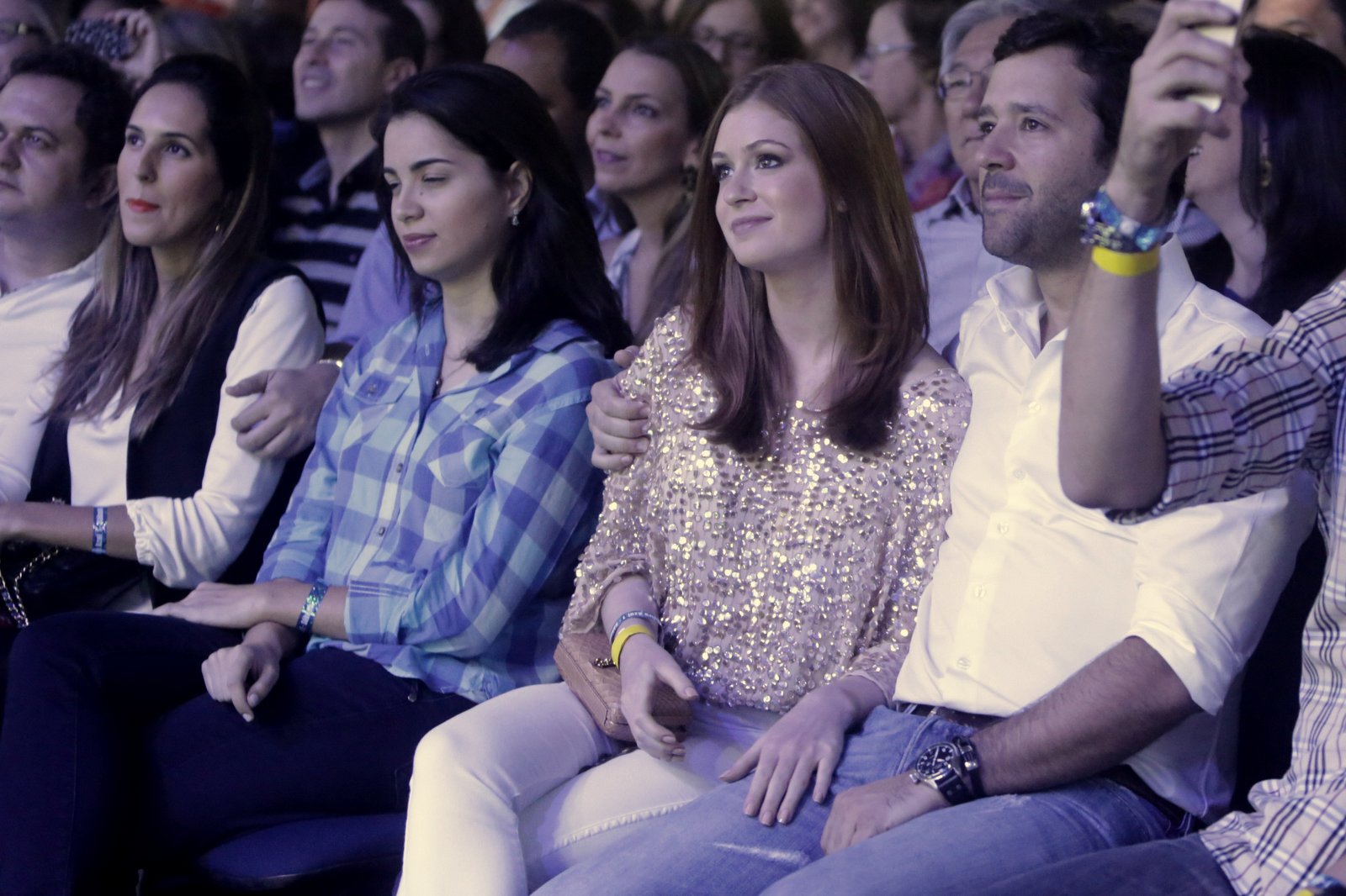 Marina Ruy Barbosa curte show agarradinha com novo namorado