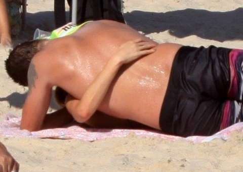 Casados há 11 anos,  Fernanda Lima e Rodrigo Hilbert são flagrados no "maior love" em dia de praia