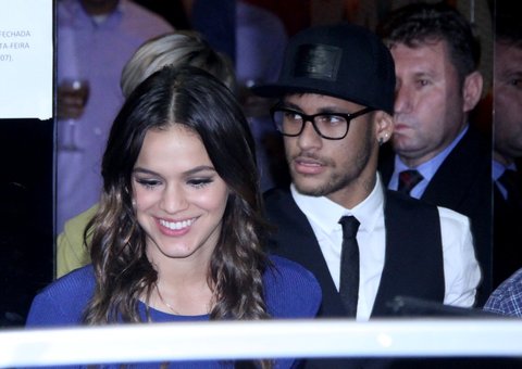  Neymar beija muito e rouba a cena no encerramento de "Em Família" 