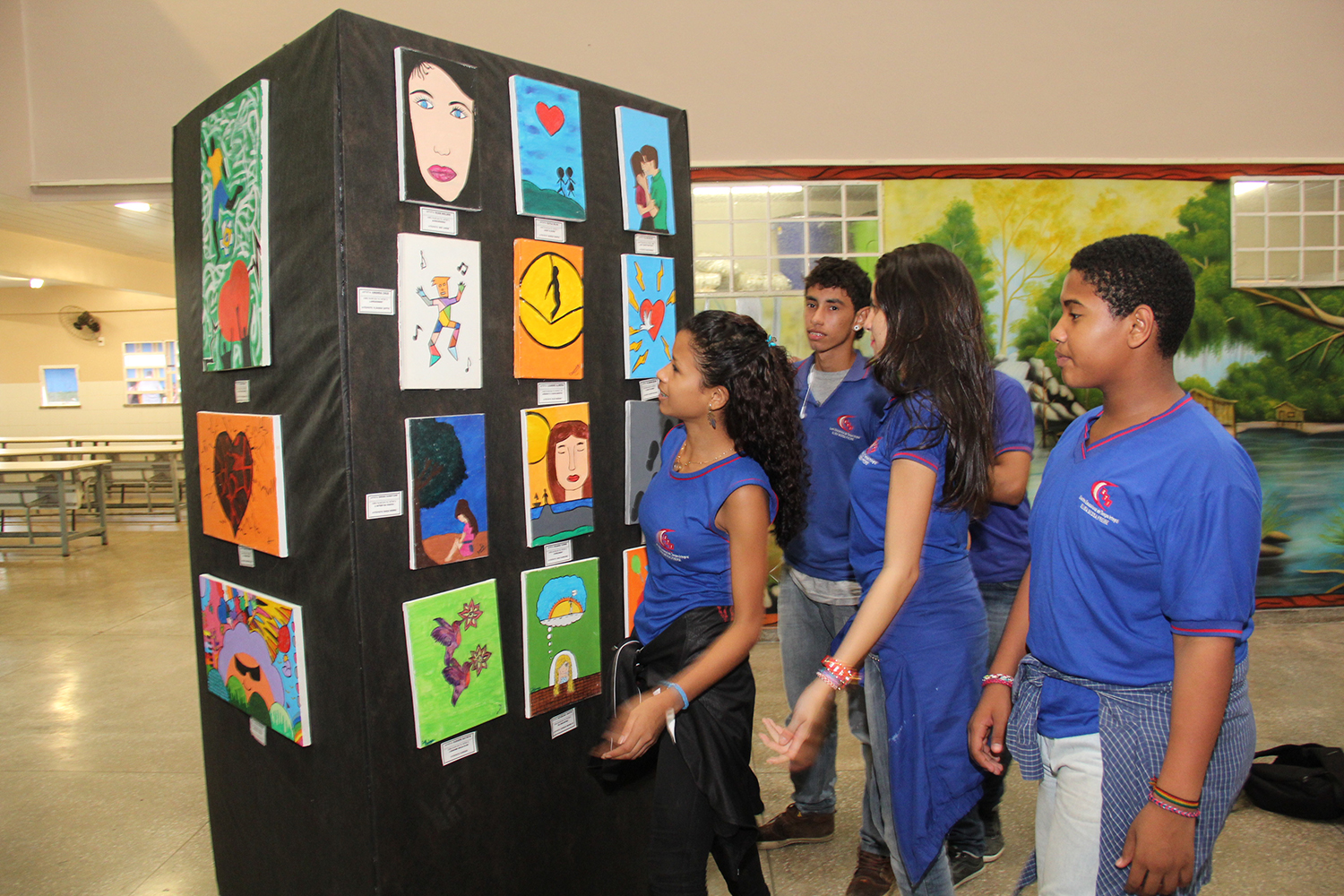 Com trabalhos de pintura, estudantes da rede pública apresentam exposição “Música na Tela”‏